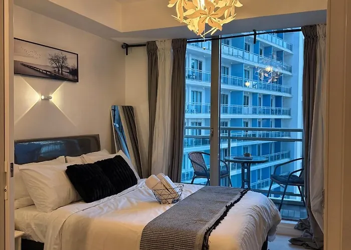 Urban Luxe Staycation With Balcony Apartamento