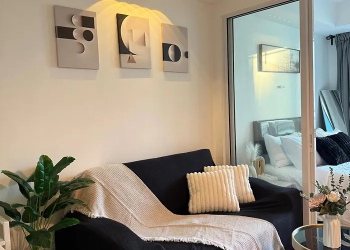 Urban Luxe Staycation With Balcony *