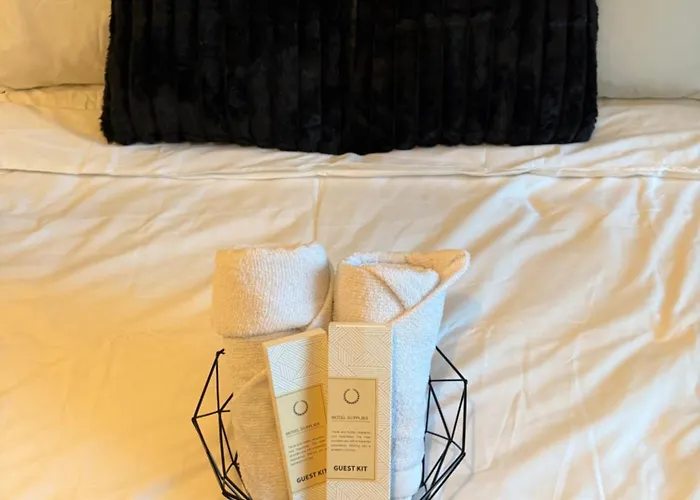 Urban Luxe Staycation With Balcony